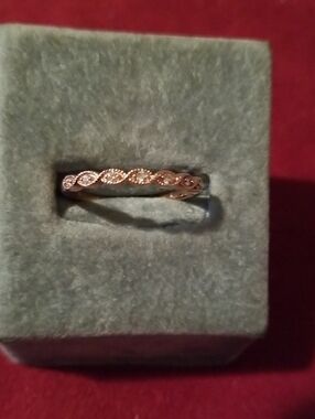 10K Rosegold band with Diamonds